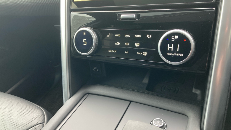 Land Rover Discovery 3.0 D300 Dynamic SE 5dr Auto Diesel Station Wagon